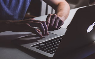 英超一战中，红牌出现之后的那段时间，讨论焦点在赛后悄然转移